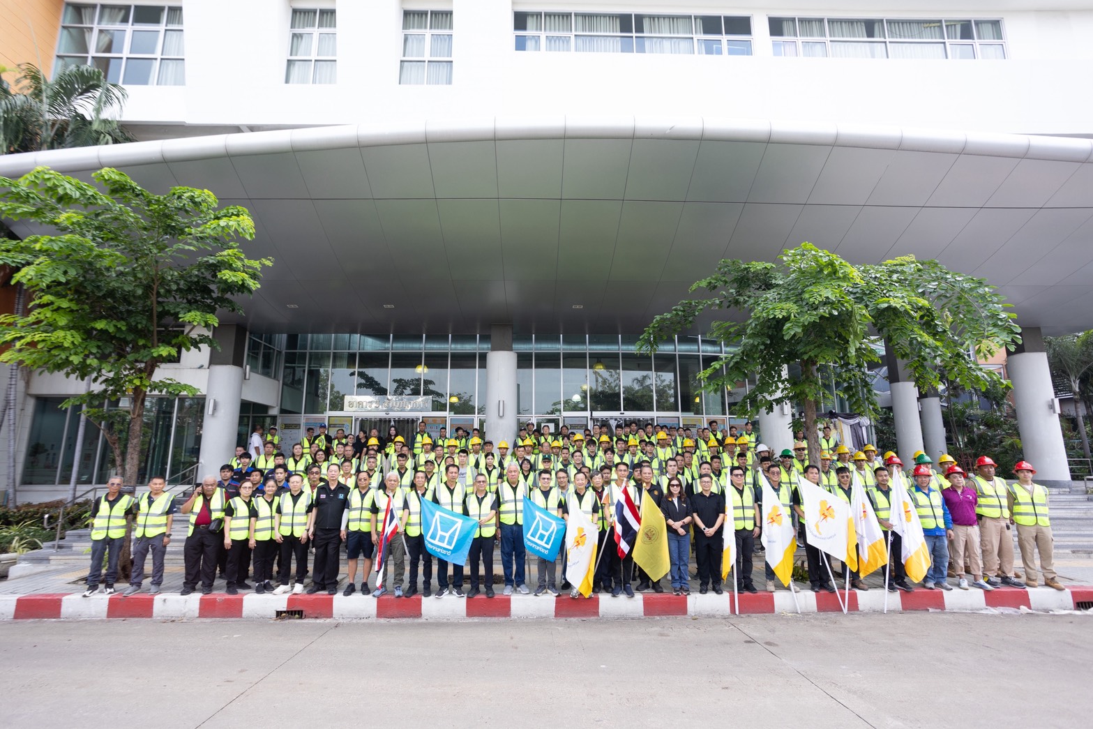 กฟผ. ผนึกมูลนิธินายช่างไทย ใจอาสา และพันธมิตร ส่งคาราวานซ่อมระบบไฟฟ้าหลังน้ำท่วม ให้ประชาชนกลับมาใช้ไฟฟ้าอย่างปลอดภัย